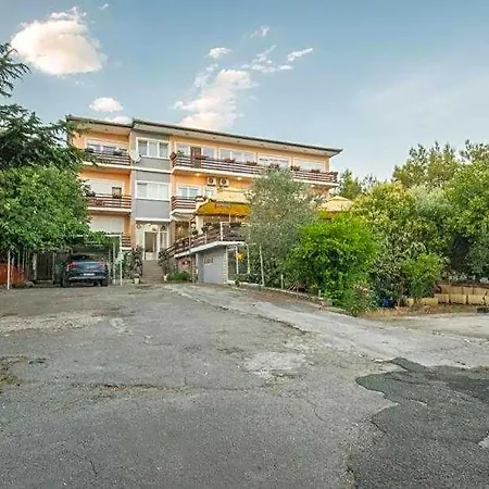 Riviera, Starigrad Paklenica Старий Град
